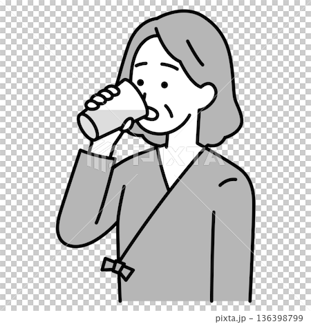 バリウムを飲む検査着の年配の女性 バリウムを飲む検査着の年配の女性 136398799