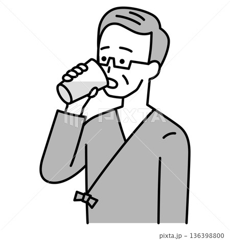 バリウムを飲む検査着の年配の男性 136398800