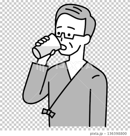 バリウムを飲む検査着の年配の男性 136398800