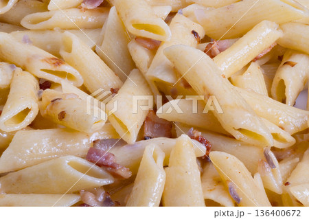 Flavorful penne with bacon, Hearty cheese sauce penne complemented by crunchy bacon bits, Rich pasta delight featuring creamy cheese sauce and crispy bacon bits on top 136400672