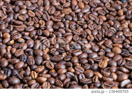 Coffee beans inspection, Industrial wholesale coffee bean appearance verification, Evaluation of roasted coffee bean texture and color consistency in commercial setting Coffee beans inspection, Industrial wholesale coffee bean appearance verification, Evaluation of roasted coffee bean texture and color consistency in commercial setting 136400705