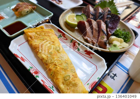 和食の定番が並ぶ彩り豊かな食卓 136401049