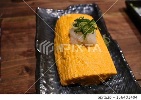 黒皿に盛り付けたふんわりだし巻き卵 136401404