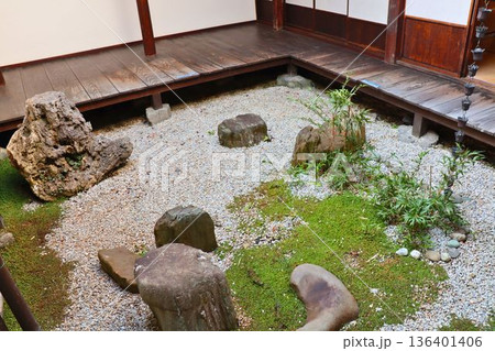 石と砂紋が美しい静かな禅庭の風景 石と砂紋が美しい静かな禅庭の風景 136401406