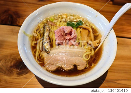 澄んだスープが美しい具だくさんラーメン 澄んだスープが美しい具だくさんラーメン 136401410
