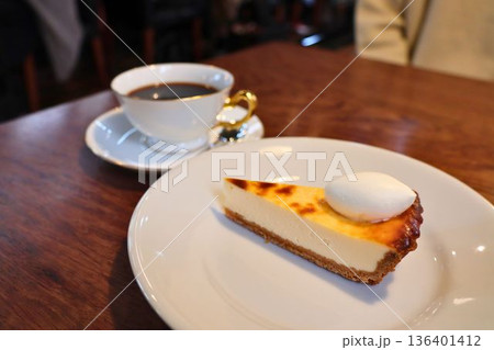 チーズケーキとコーヒーのカフェセット チーズケーキとコーヒーのカフェセット 136401412