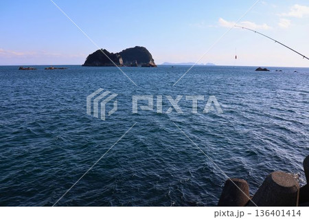 青い海と島を望む海岸風景と釣りの様子 青い海と島を望む海岸風景と釣りの様子 136401414