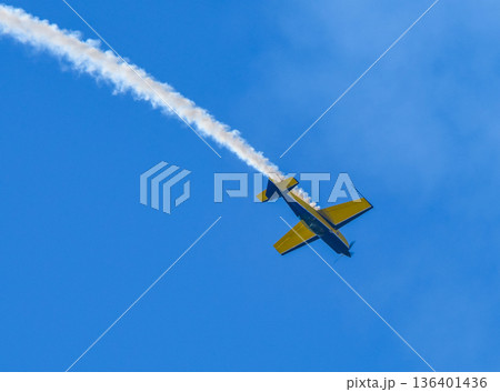 アクロバット飛行する航空機 アクロバット飛行する航空機 136401436