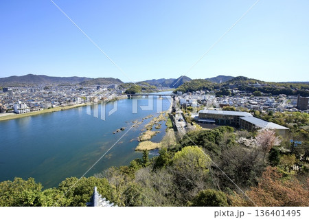 犬山市、犬山城の天守閣からの眺め（犬山橋方向） 136401495