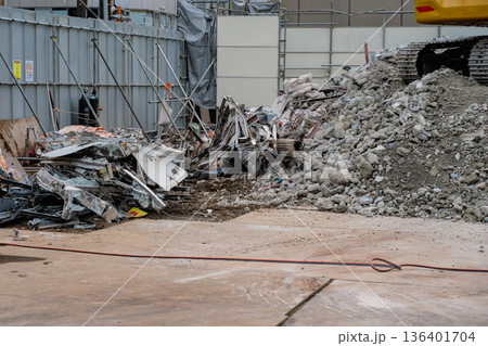 解体工事のガラ出しと廃材の分別作業 136401704