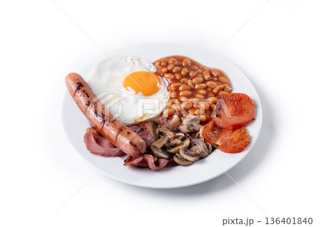 Full English breakfast with fried egg, bacon, sausages and beans isolated on white background 136401840