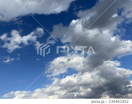 澄み渡る青空に浮かぶ大小様々な白い雲 爽やかな晴天の空模様と自然の風景 澄み渡る青空に浮かぶ大小様々な白い雲 爽やかな晴天の空模様と自然の風景 136401852