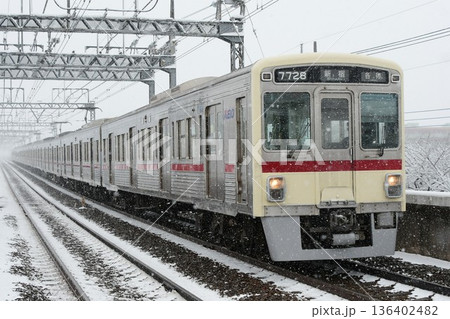 雪の中を走る京王7000系7728F復刻臙脂帯 雪の中を走る京王7000系7728F復刻臙脂帯 136402482