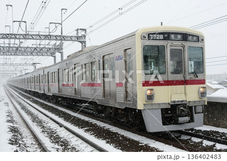 雪降る中走る京王7000系7728F復刻臙脂帯 雪降る中走る京王7000系7728F復刻臙脂帯 136402483