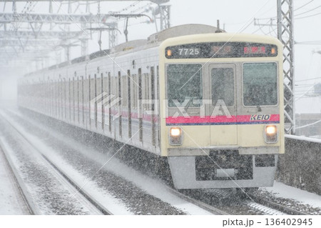 雪の中を走る京王7000系7725Fビードプレス車 136402945