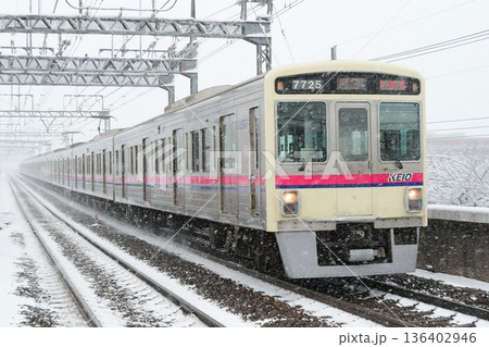 降雪の中走る京王7000系7725Fビードプレス車体 降雪の中走る京王7000系7725Fビードプレス車体 136402946