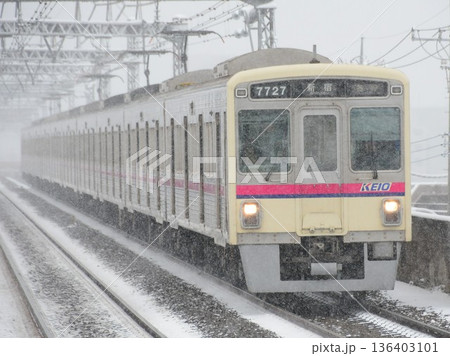 雪降る中走る京王7000系7727Fコルゲート車 雪降る中走る京王7000系7727Fコルゲート車 136403101
