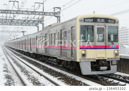 雪の中を走る京王7000系7727Fコルゲート車 雪の中を走る京王7000系7727Fコルゲート車 136403102