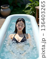 氷水風呂（アイスバス）氷の浮かぶ水風呂で目を閉じる女性 ai 136403265