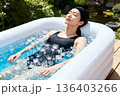 氷水風呂（アイスバス）氷の浮かぶ水風呂で目を閉じる女性 ai 136403266