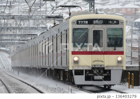 雪を上げて走る京王7000系7728F復刻臙脂帯 雪を上げて走る京王7000系7728F復刻臙脂帯 136403279