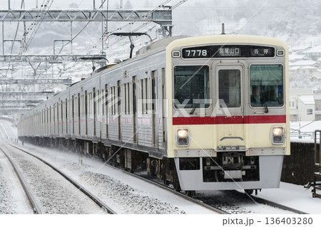 雪の中を走る京王7000系7728F復刻臙脂帯 雪の中を走る京王7000系7728F復刻臙脂帯 136403280
