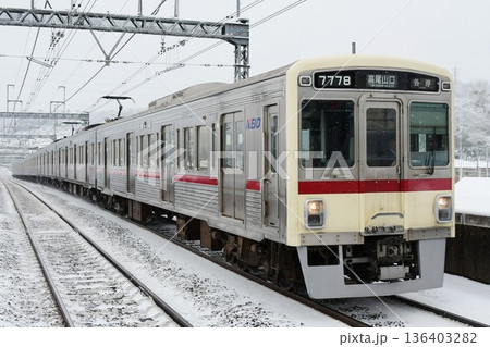 雪の中を走る京王7000系7728F復刻臙脂帯 雪の中を走る京王7000系7728F復刻臙脂帯 136403282