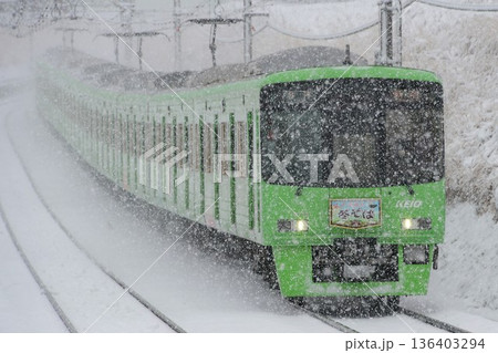 雪の中を走る京王8000系8713F高尾山トレイン　冬そばヘッドマーク付 136403294