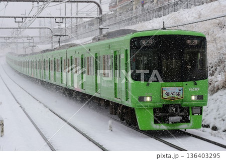 雪降る中を走る京王8000系8713F高尾山トレイン 冬そばヘッドマーク付 雪降る中を走る京王8000系8713F高尾山トレイン 冬そばヘッドマーク付 136403295