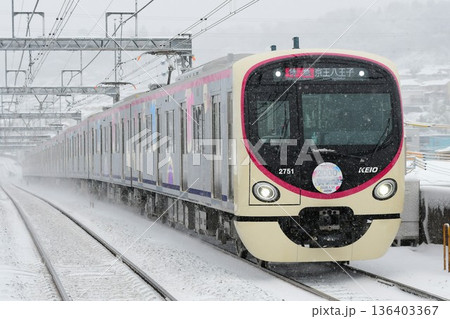雪の中を走る京王2000系2701F 136403367