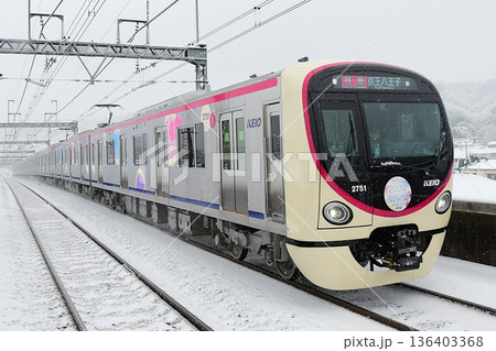 雪の中を走る京王2000系2代目2701F 136403368