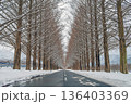 滋賀 メタセコイア並木の雪景色 136403369