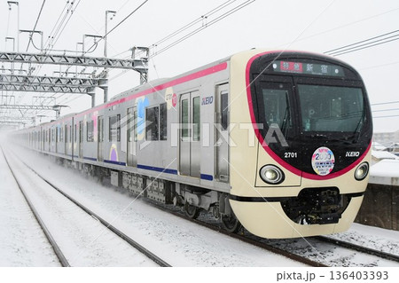 雪の中を走る京王2000系 136403393