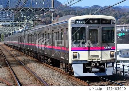 山を背景に新宿へ向かう京王7000系7726Fコルゲート車 136403640