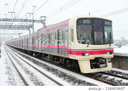 雪の中を走る京王8000系8714F 136403697