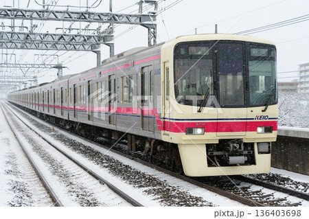 雪の中を走る京王8000系8714F 136403698