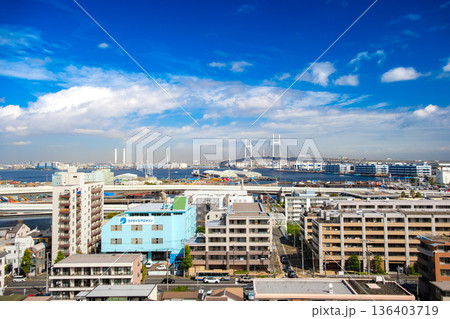 神奈川県横浜市 港の見える丘公園から望む横浜ベイブリッジと港の風景 136403719
