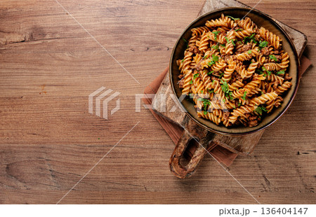 pasta in the navy, pasta with minced meat, plate on a wooden table, homemade, fusilli pasta, without people, 136404147