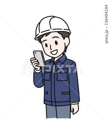 スマホを見るヘルメットを被った作業服の男性のイラスト素材 136404284