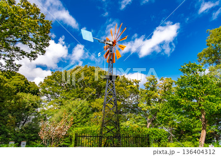 神奈川県横浜市 港の見える丘公園、フランス山地区に残る風車 136404312