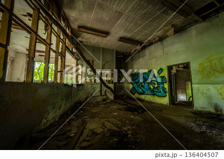 奥多摩湖ロープウェイ　みとうさんぐち駅の廃墟と新緑の風景 136404507