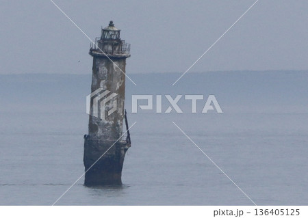 海に突き出る貝殻島灯台 136405125