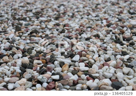カラフルな玉砂利 136405129