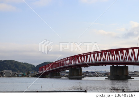 夕日に照らされる厚岸大橋 136405167