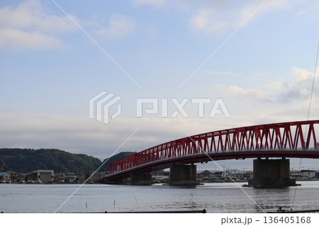 夕日に照らされる厚岸大橋 136405168