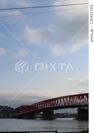夕日に照らされる厚岸大橋 136405169