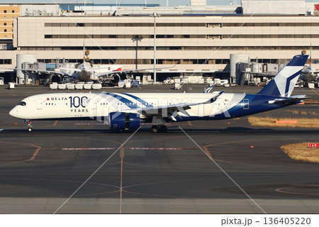 デルタエアバスA321離陸準備 136405220