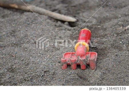 砂場に放置された熊手 136405339
