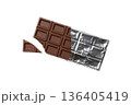 アルミ箔に包まれた板チョコ 136405419