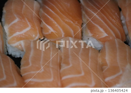 美味しいサーモンにぎり鮨 美味しいサーモンにぎり鮨 136405424